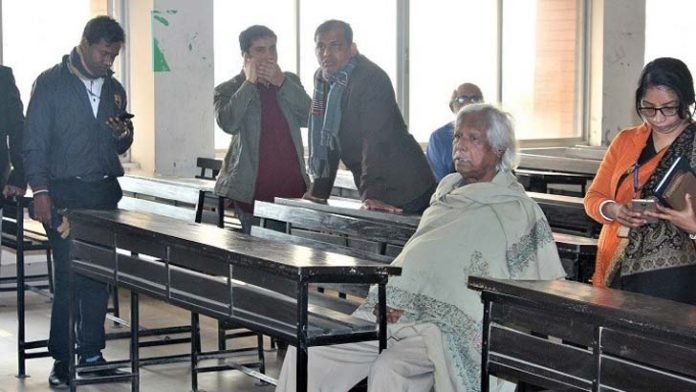 গণবিশ্ববিদ্যালয়ের ট্রাস্টি ডা. জাফরুল্লাহ চৌধুরীকে তালাবদ্ধ করে রাখে শিক্ষার্থীরা গণবিশ্ববিদ্যালয়ের ট্রাস্টি ডা. জাফরুল্লাহ চৌধুরীকে তালাবদ্ধ করে রাখে শিক্ষার্থীরা